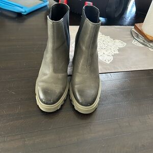 Sorel Women's leather Green Chelsea Boots